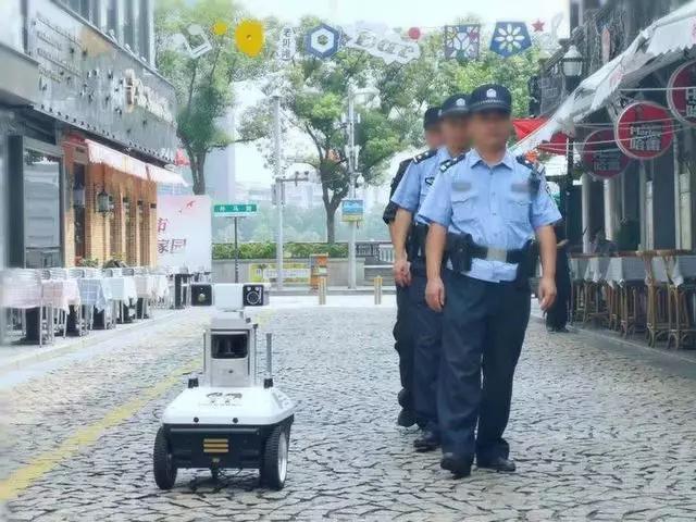 安保巡邏機器人